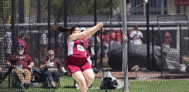 2022 学生的成功 profile of Chelsea Yang in action in the hammer competition